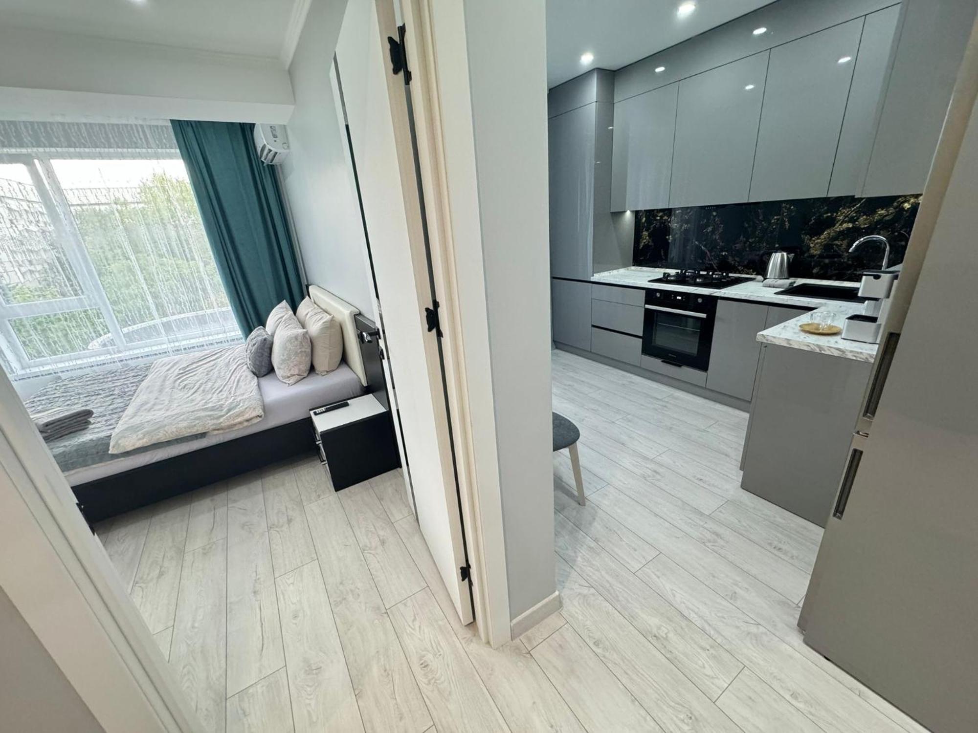 Modern Near Airport With Parking Apartment *