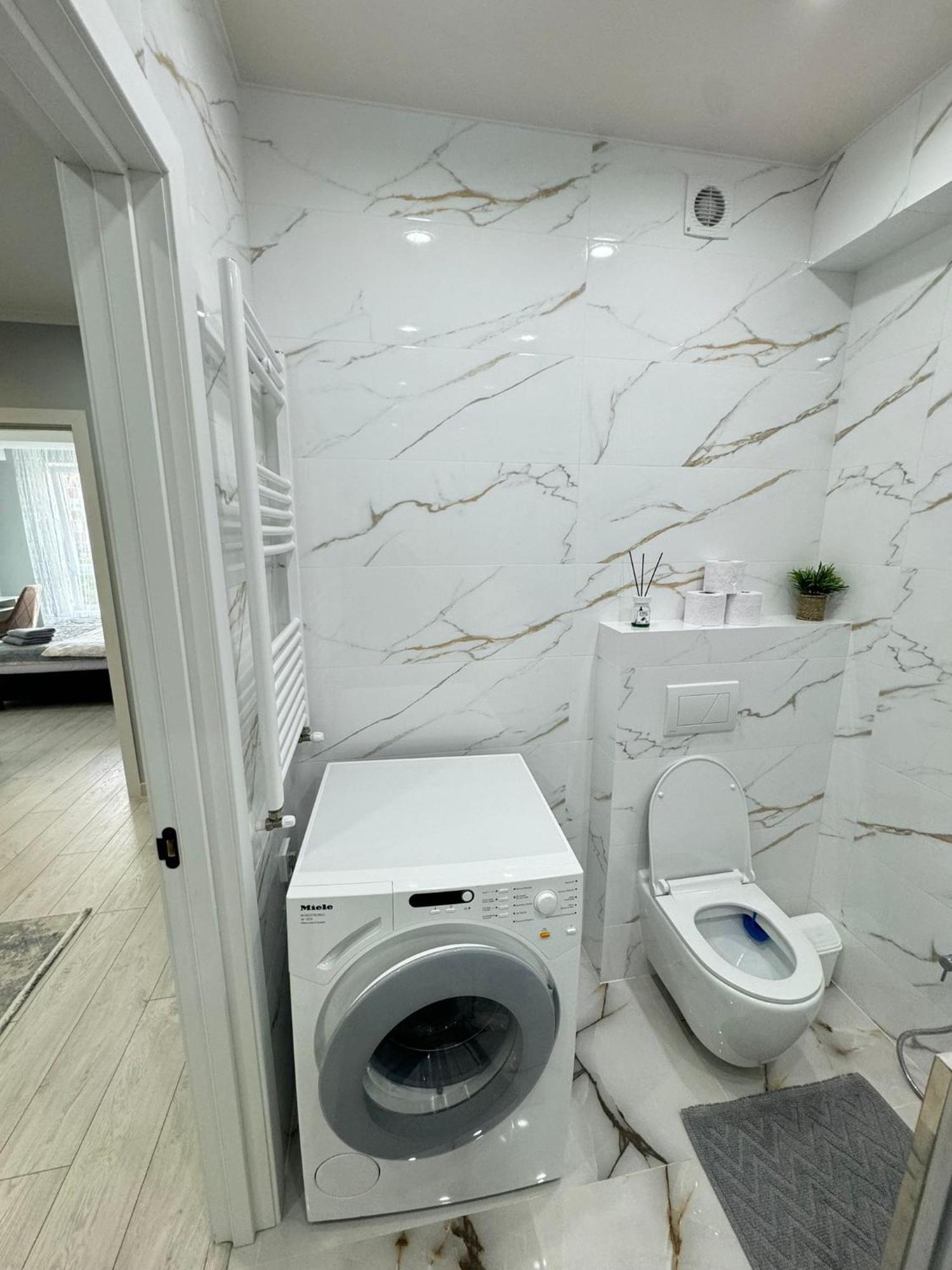 Modern Near Airport With Parking Apartment *