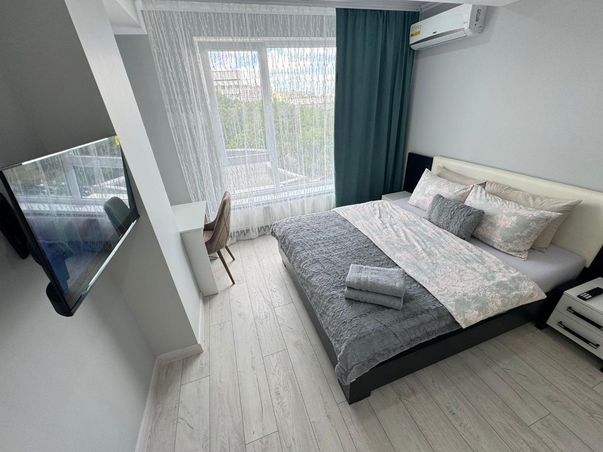 Modern Near Airport With Parking Apartment