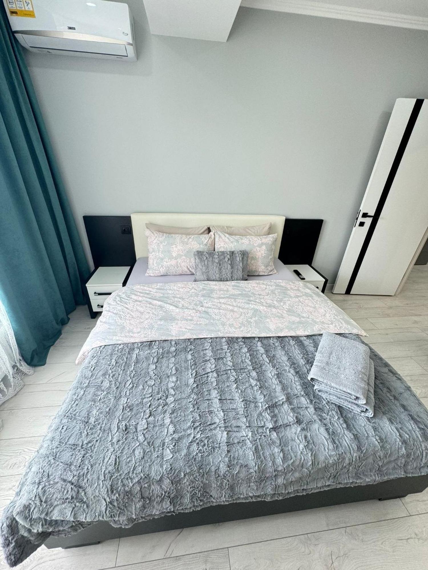 Modern Near Airport With Parking Apartment