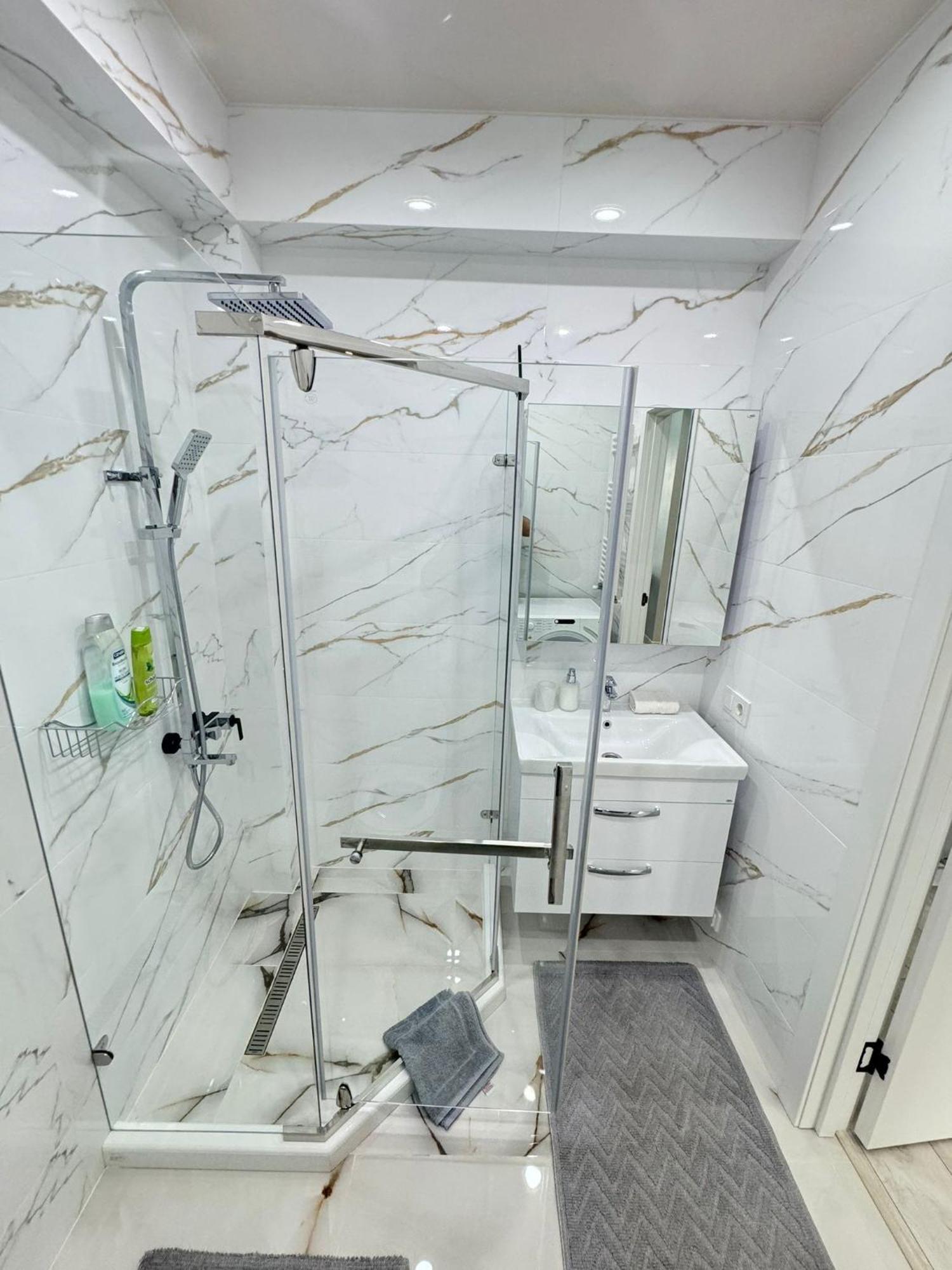 Modern Near Airport With Parking Apartment *
