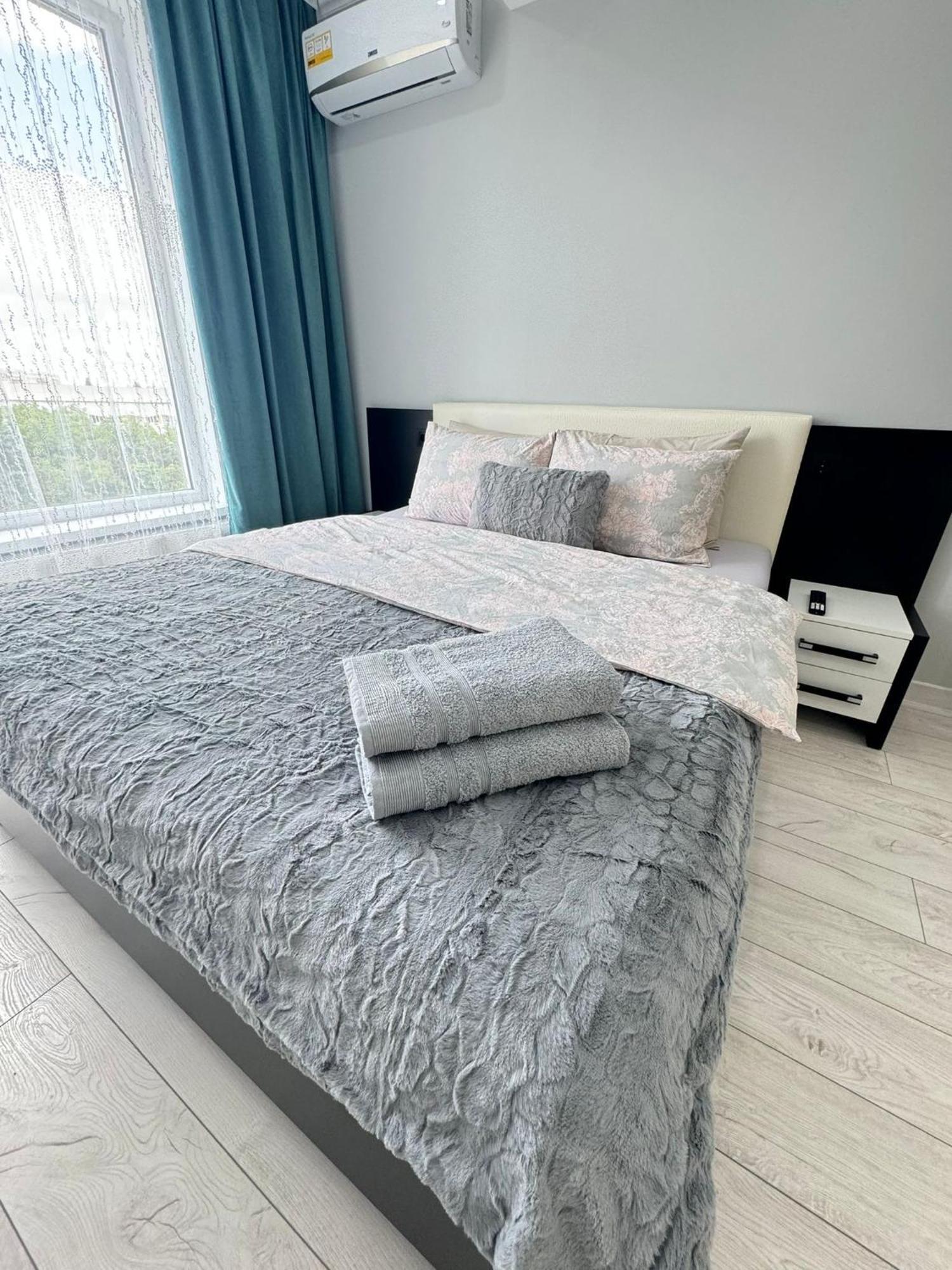 Modern Near Airport With Parking